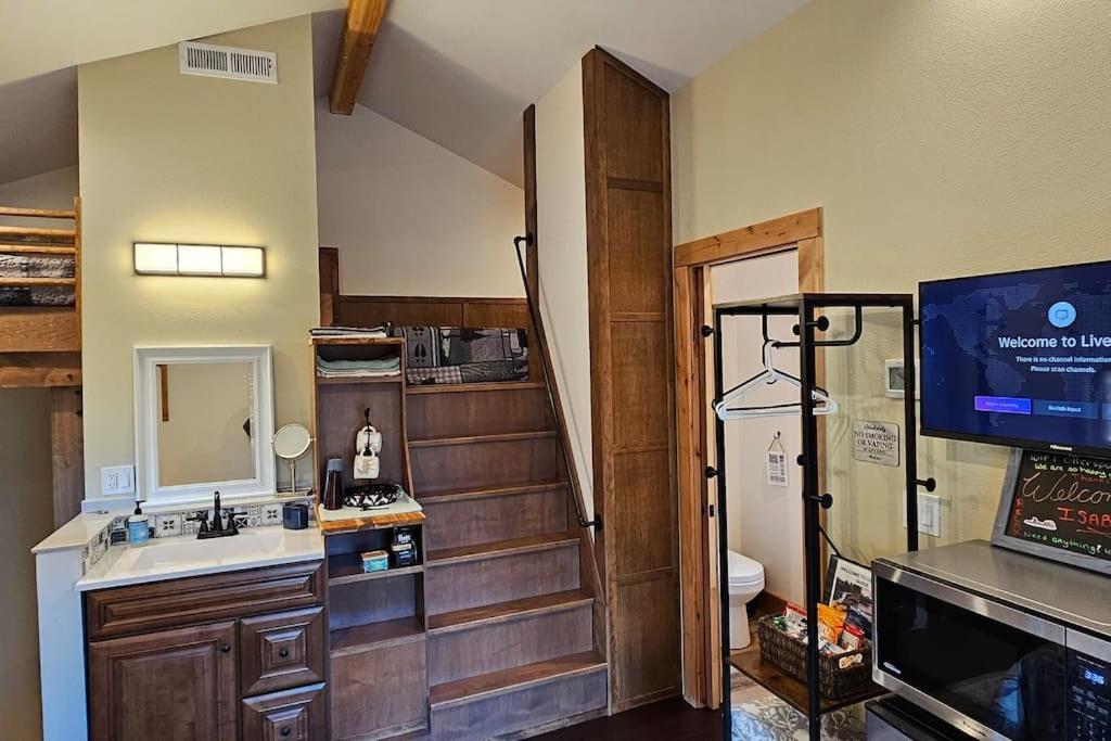 Beautiful Riverfront Near Mt Bachelor With Hot Tub Bend Exterior foto