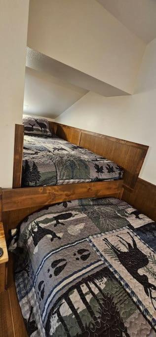Beautiful Riverfront Near Mt Bachelor With Hot Tub Bend Exterior foto