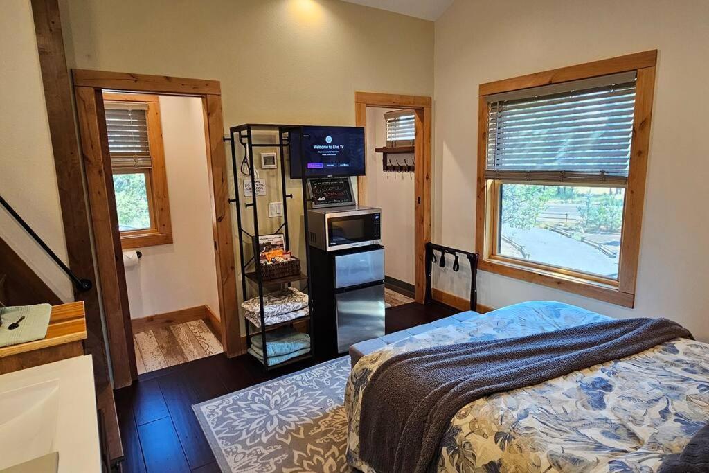 Beautiful Riverfront Near Mt Bachelor With Hot Tub Bend Exterior foto