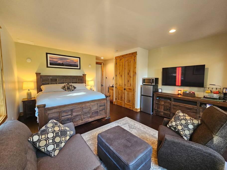 Beautiful Riverfront Near Mt Bachelor With Hot Tub Bend Exterior foto