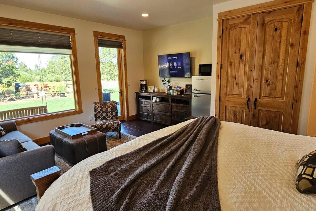 Beautiful Riverfront Near Mt Bachelor With Hot Tub Bend Exterior foto