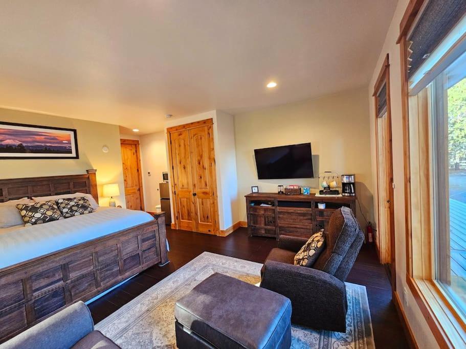 Beautiful Riverfront Near Mt Bachelor With Hot Tub Bend Exterior foto