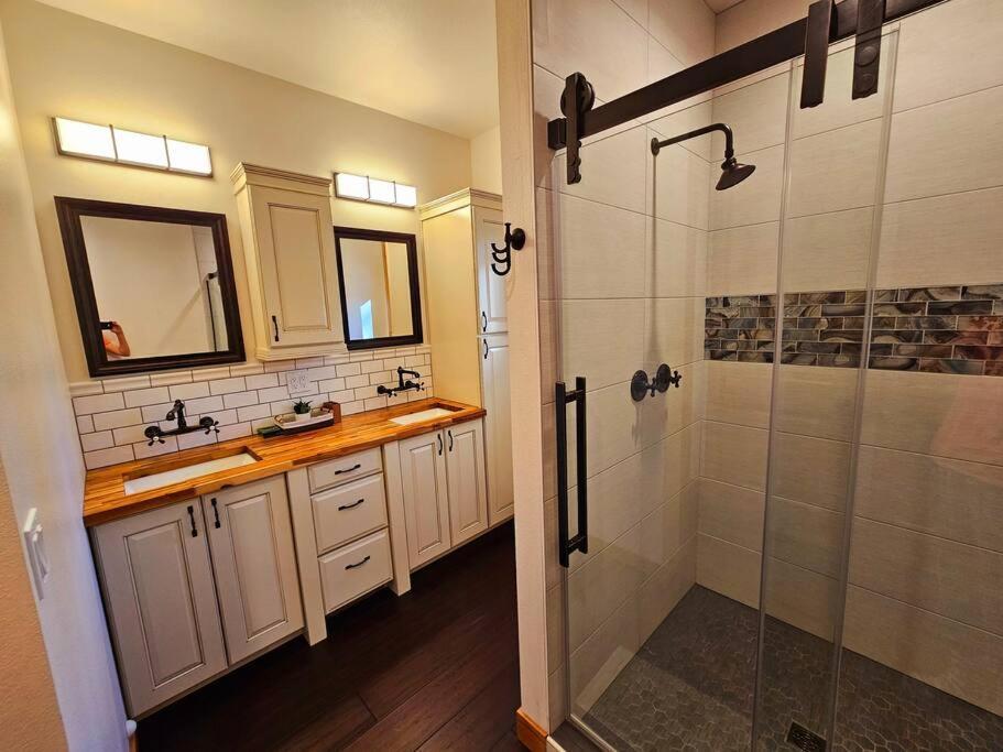 Beautiful Riverfront Near Mt Bachelor With Hot Tub Bend Exterior foto