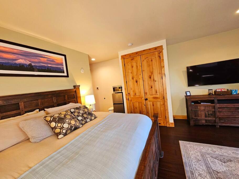 Beautiful Riverfront Near Mt Bachelor With Hot Tub Bend Exterior foto